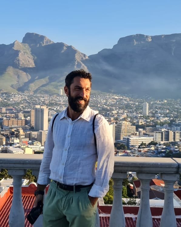 Alex Barbieri a Cape Town, con Table Mountain alle spalle