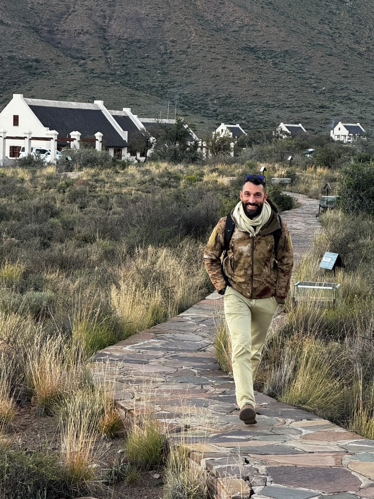 Alex lungo un sentiero nel Karoo